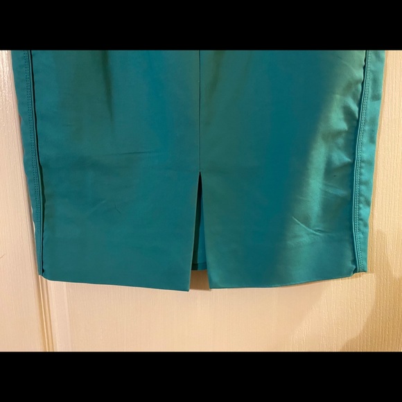 WHBM perfect form turquoise/ lagoona pencil skirt in size 8 - Picture 4 of 5